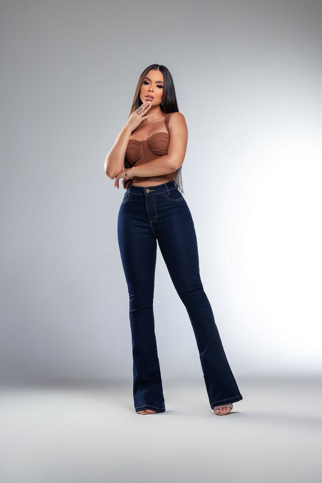 Modelo usando calça flare Clarium