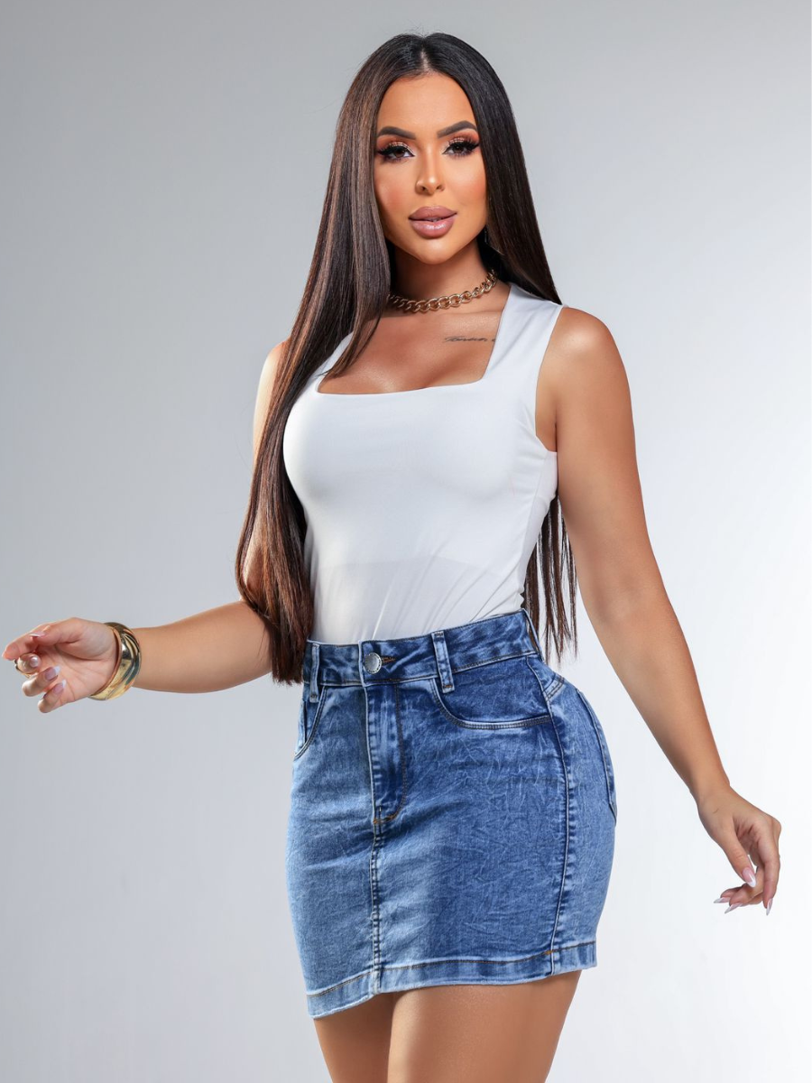 Modelo usando saia jeans Clarium